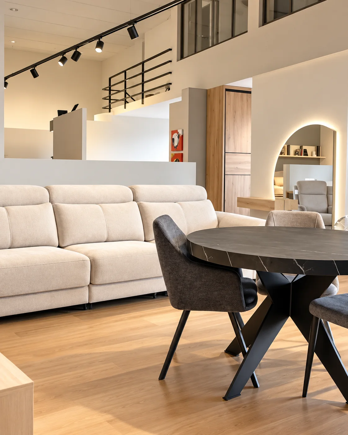 Salón con sofá, mesa y sillas en la tienda de L’Hospitalet